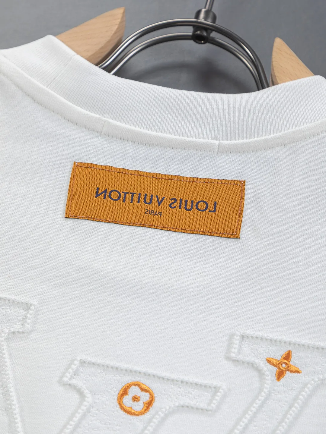 🅿️190 Louis Vuitton 1V LV micro-wide version S-XL LV 26ss New product counters are on the shelves at the same time Multiple craftsmanship Three-dimensional hollow gold dot letters embroidery on the chest🪡logo Large logo embroidery on the back hollow gold dot letters🪡logo Short-sleeved T-shirt Round neck short-sleeved T-shirt, the same style for men and women! Consigned to one-to-one creation. Synchronized with the official website, pure cotton fabrics at the counter! It is close to the skin and comfortable, durable and easy to wear. It has a classic and simple logo design and meticulous original craftsmanship. Short-sleeves, a must-have item for men, do not appear to be the same for the general public, but must be unique and eye-catching. This LV short-sleeve is all about quality, comfort, the same shape and fashion as always, including fabrics and cutting techniques. All of them have been made with great effort! 320 grams of washed pure cotton fabric, pure cotton is breathable, very refreshing and comfortable for daily wear. The rib knitting on the neckline is smooth and tight, and the neckline will not be skewed if you toss it at will. The loose version, you will find that it looks really good on the upper body. The overall is minimalist and neat, super versatile for daily use! Pair it casually with a pair of pants for a youthful look. A T-shirt will make your outfit crazy. It is a fashionable item that can never go wrong! Color: Black White Pink Size: S-XL Size chart: S: Shoulder width 50-Bust 56-Length 70 M: Shoulder width 52-Bust 57-Length 72 L: Shoulder width 54-Bust 59-Length 74 XL: Shoulder width 56-Bust 62-Length 76
